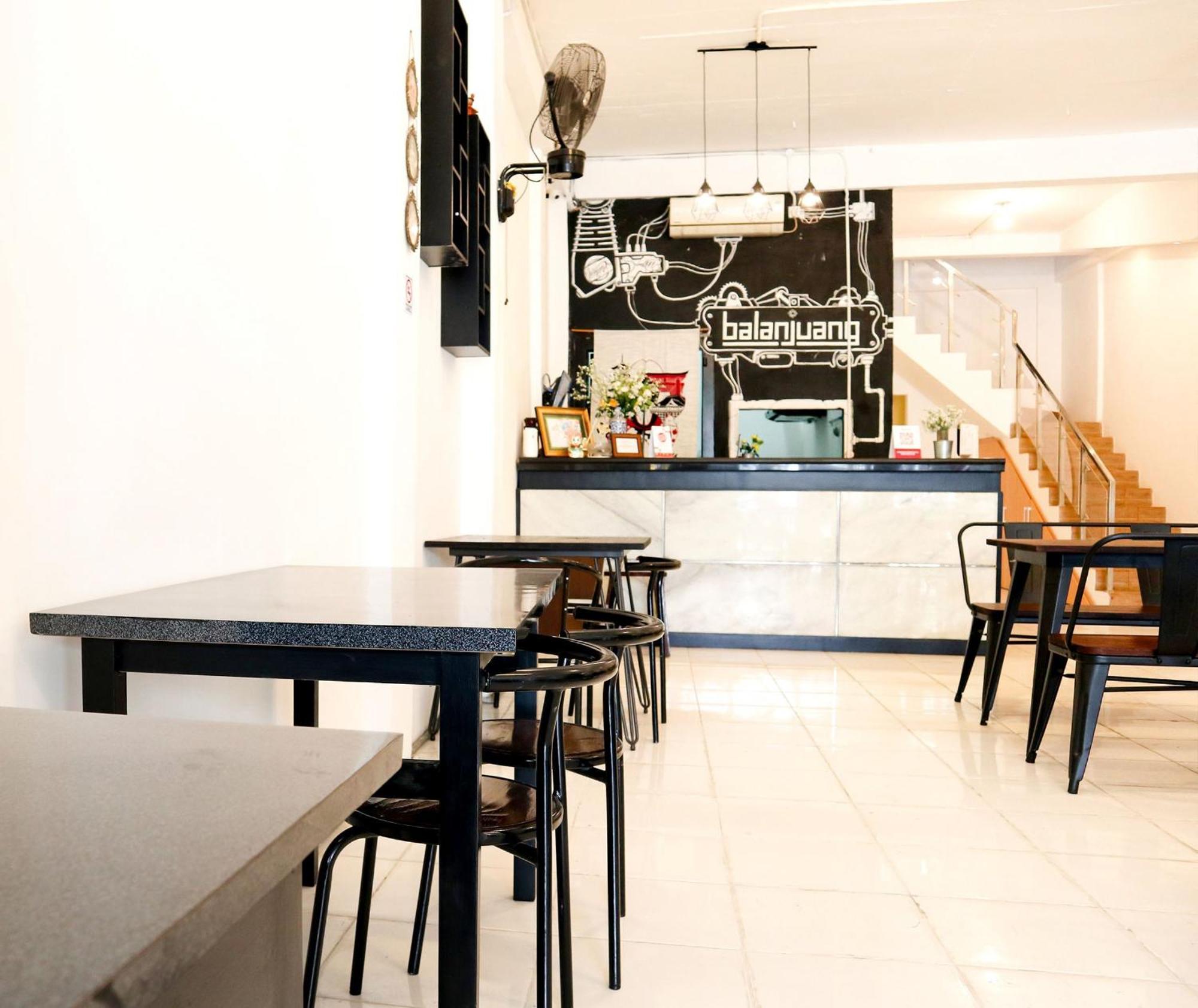 Oyo 1191 Monalisa Residence And Cafe Padang  Exterior photo