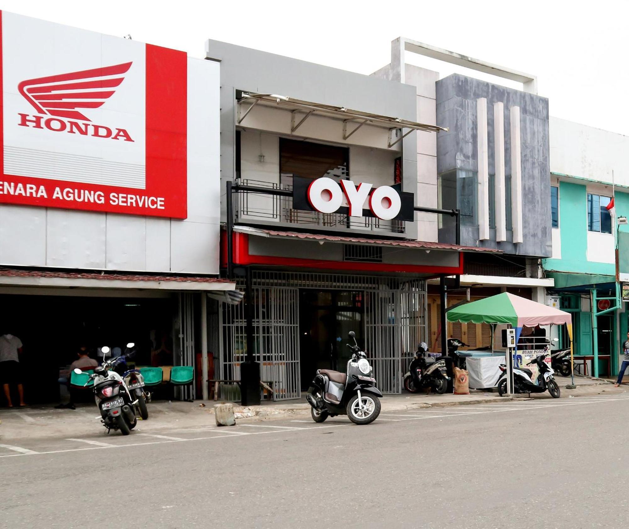 Oyo 1191 Monalisa Residence And Cafe Padang  Exterior photo